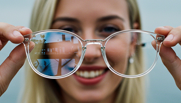 Por que escolher óculos com lentes antirreflexo para o dia a dia?