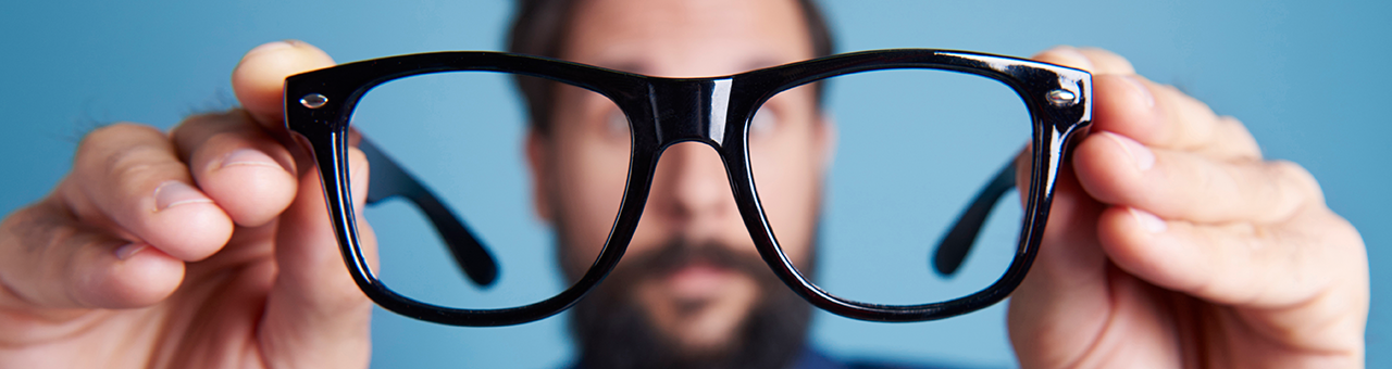 Seus óculos ainda acompanham sua rotina? Entenda por que conforto visual também exige manutenção