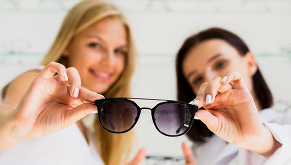 Como escolher óculos de sol: guia completo considerando estilo e formato do seu rosto