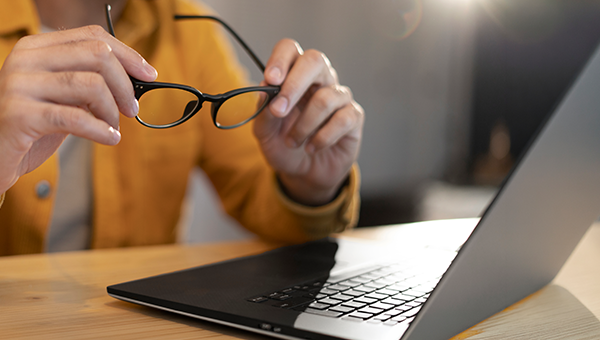 Lentes para celular: qual a melhor para quem passa o dia em frente às telas?